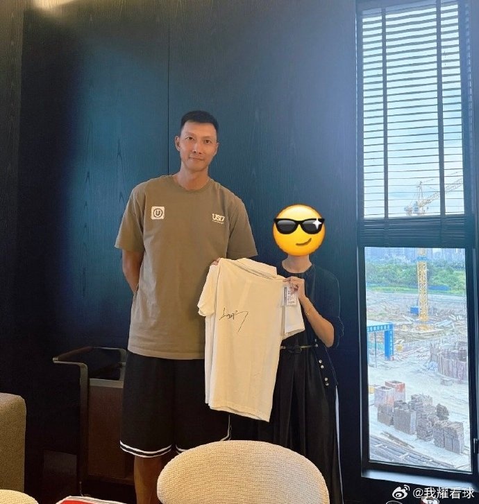 好久不见！雷火媒体人：球迷在广东清远偶遇易建联 还收获联哥的亲签