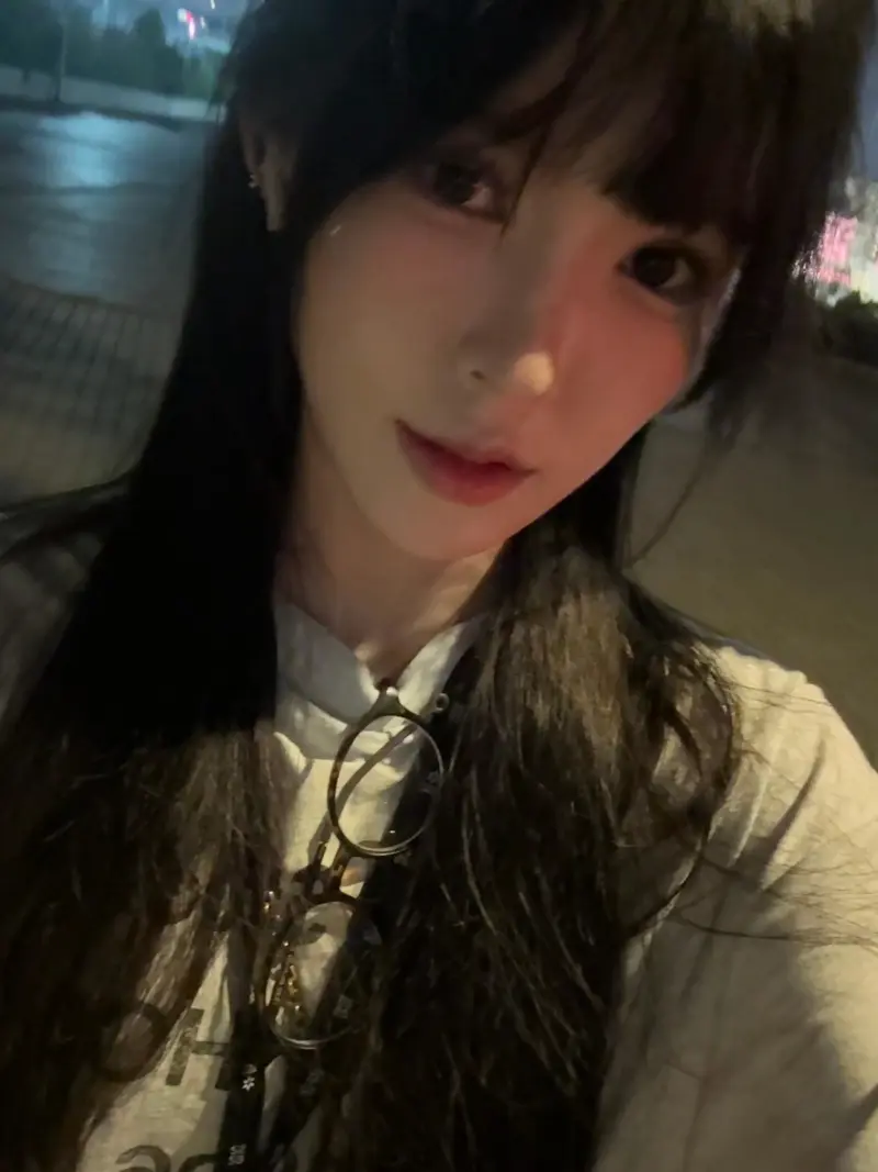 [雷火官网]主持麦麦晒 *** 照：这组 *** 主题叫凌乱感