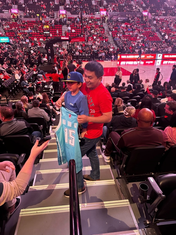 CBA元素！一位球迷拿着杨瀚森青岛队球衣观战开拓者vs勇士