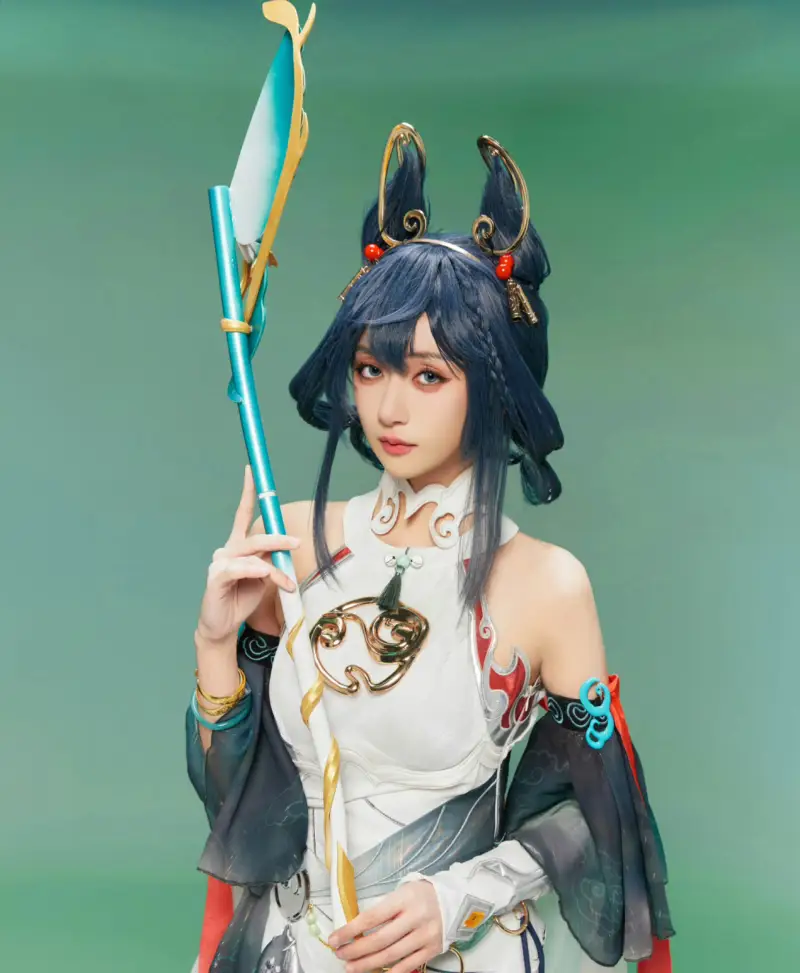 蒋舒婷cos公孙离，身穿紧身旗袍，头戴黑色假发，气质一绝