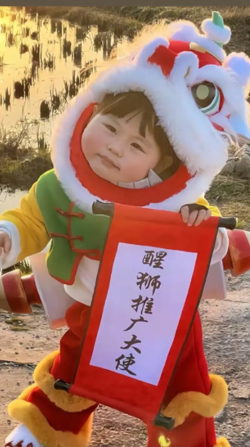 瑶一瑶cos鲁班七号，身穿同款棉衣，手拿炮筒还有对联，好可爱