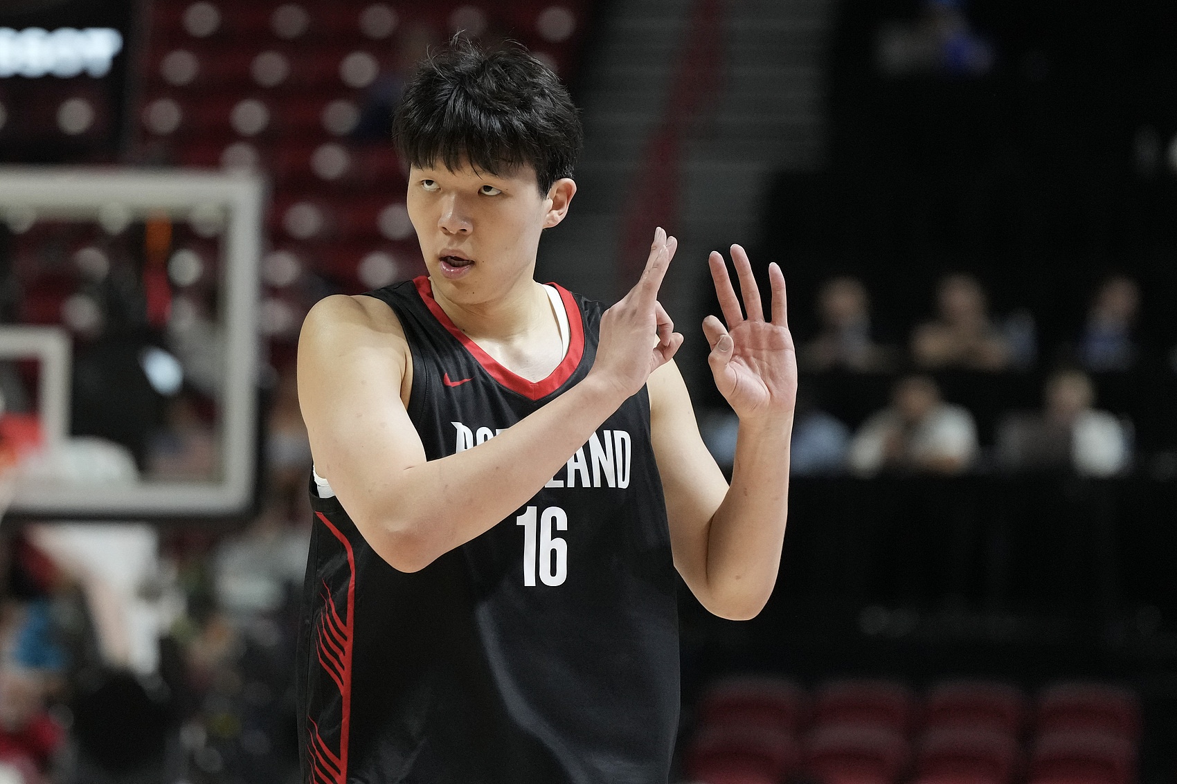 雷火媒体人：杨瀚森的犯规太多了 但这也是新人中锋比较常见的现象